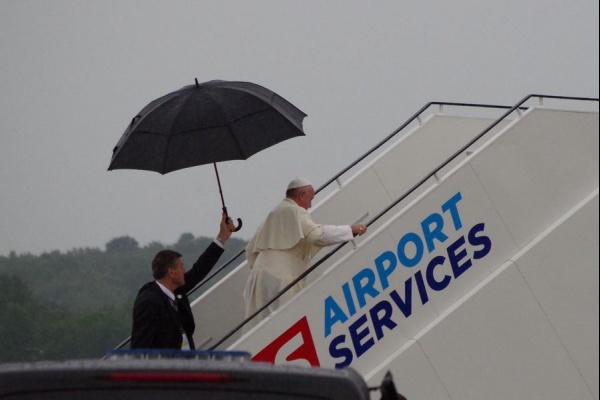 paież franciszek wchodzi na pokład samolotu